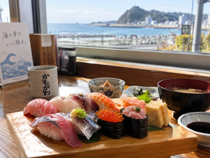 海辺の食事をイメージした寿司の写真風のイメージ図